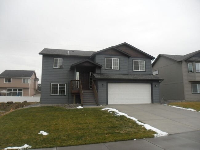 Building Photo - Newer Split Entry 4 Bedroom 3 Bath Home