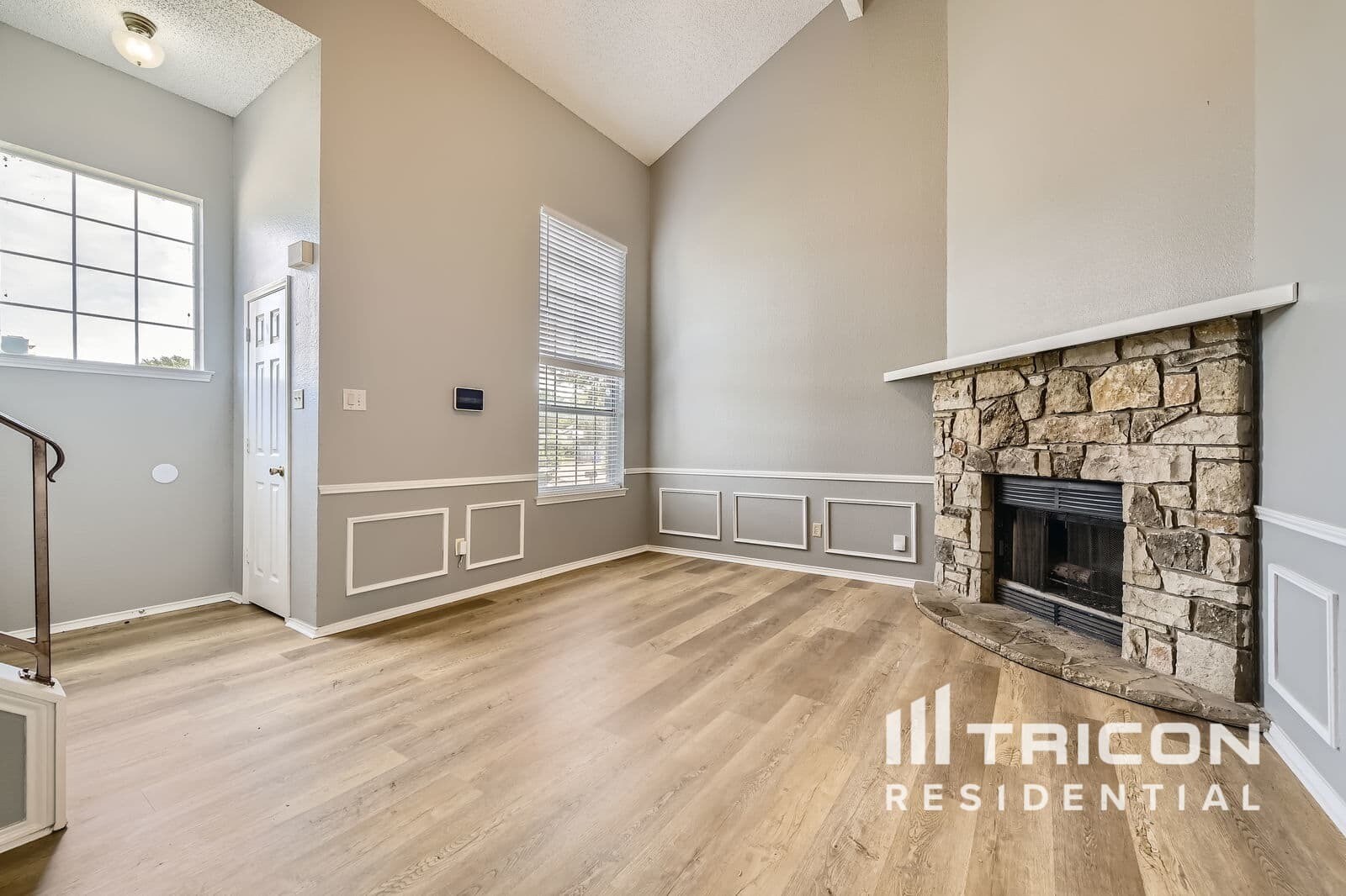 Building Photo - 909 Canary Ln