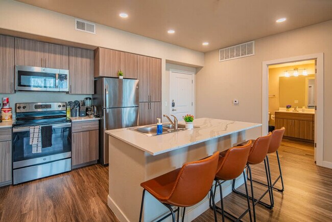 Building Photo - 1890 S Country Club Way