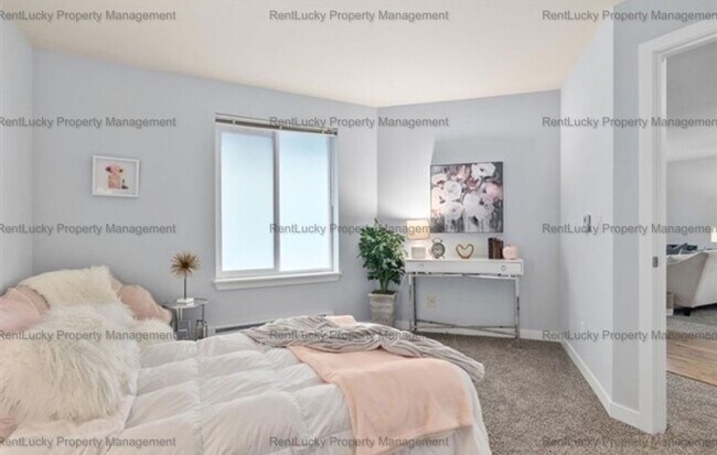 Building Photo - Spacious Cambria Hills Condo – Vaulted Cei...
