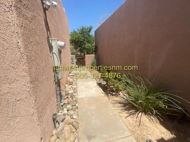 Building Photo - 2 Bed, 2 Bath Townhouse