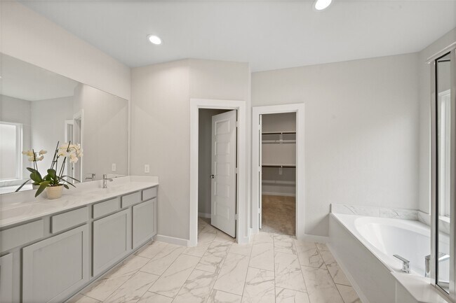Building Photo - 13015 Braelich Loch Dr