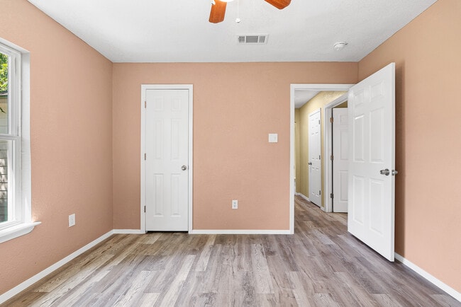 Building Photo - 906 Attas Ave