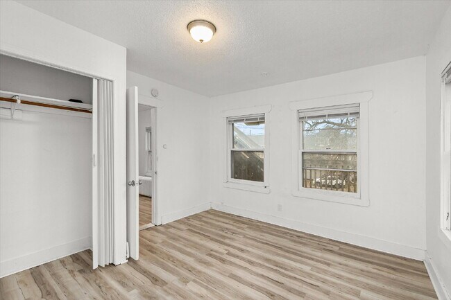 Building Photo - 2 bedroom / 1 bathroom apartment with Easy Commute or Walk to Drake University!