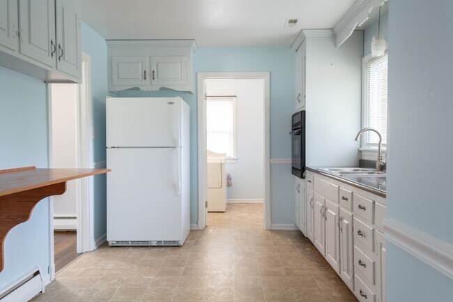 Building Photo - 409 Seabury Ave