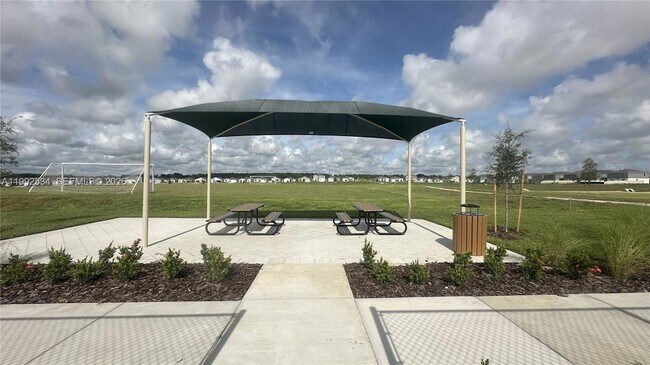 Building Photo - 303 Artemis St