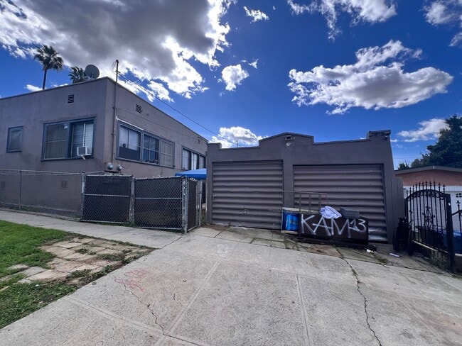 Building Photo - 1073 Dundas St