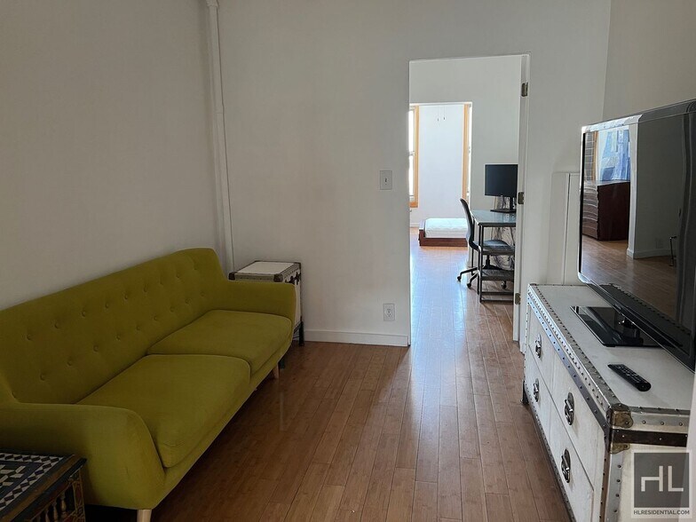 Building Photo - 1.5BR 1BA Red Hook Loft Style Railroad Apa...
