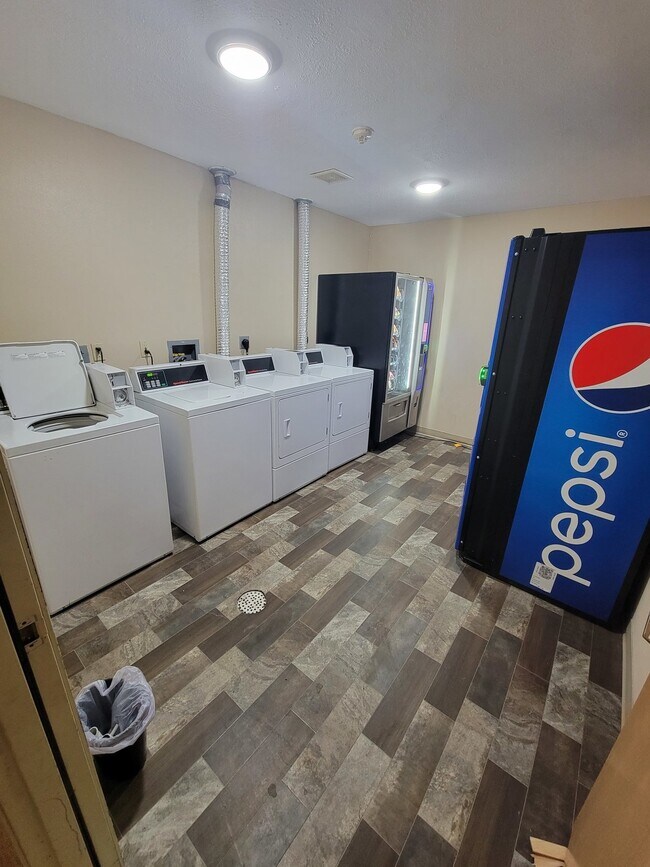 Building Photo - 2 Bedroom | 1 Bathroom Unit in Oelwein Ava...