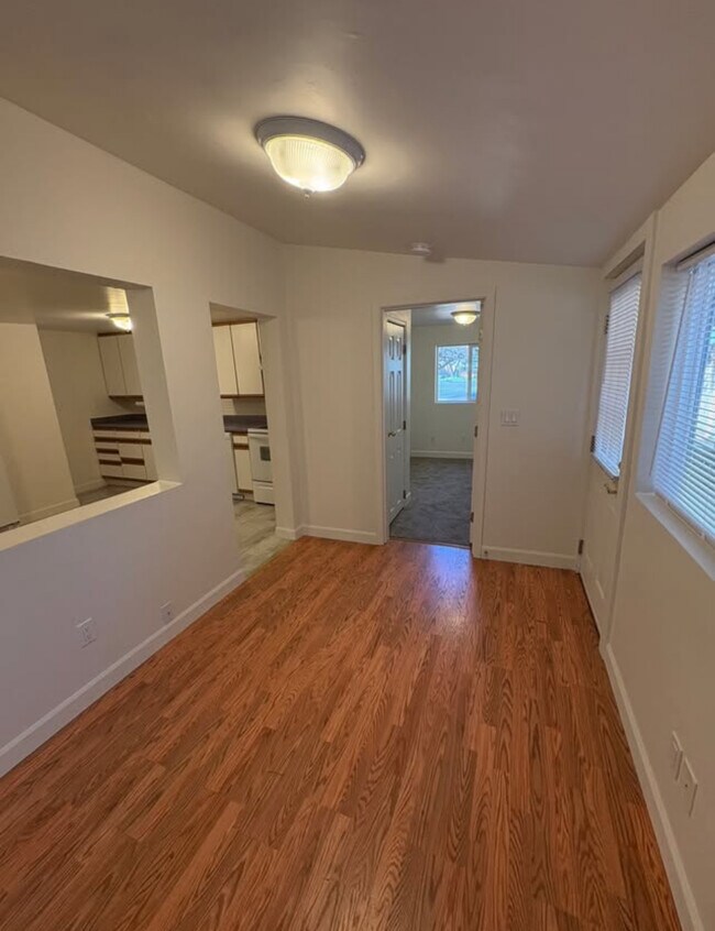 Building Photo - 550 Ray Ln