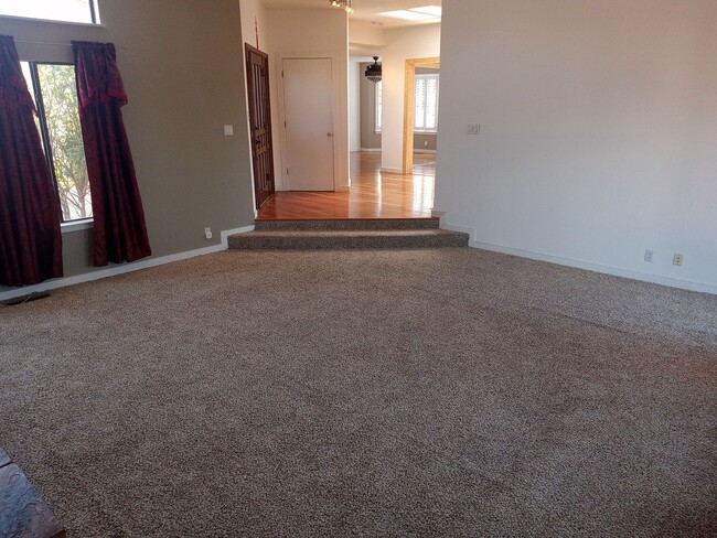 Building Photo - STUNNING HOME IN THE BEAUTIFUL CITY OF ALB...