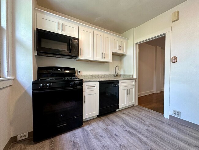 Building Photo - Charming 3 Bedroom Townhome with a Spacious Backyard & Covered Patio! Located in the Heart of Squ...