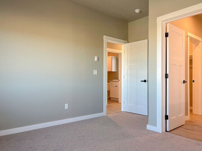 Building Photo - Pet Friendly 2 bed/ 2 bath unit at Soldier Ridge!