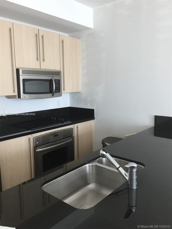 Building Photo - 1111 SW 1st Ave