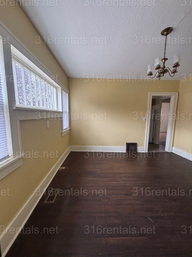 Building Photo - 3 bed 1 bath available NOW!