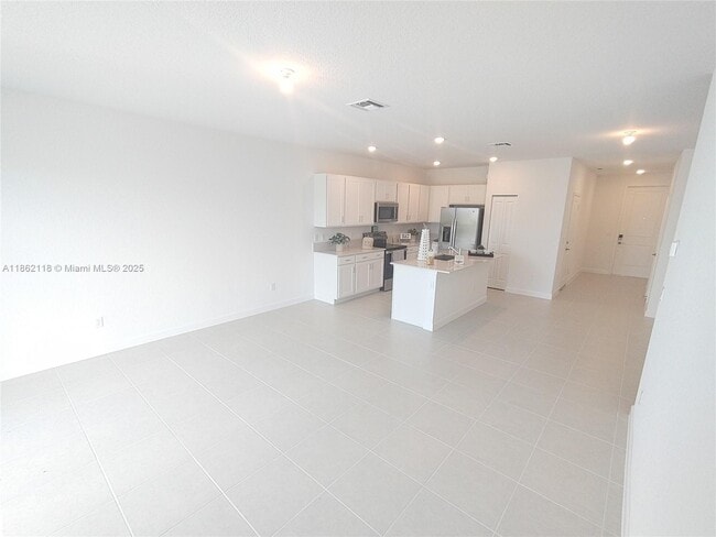 Building Photo - 390 SE Crossoak Ln