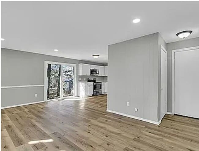 Building Photo - Two bedroom, one bath duplex. Completely r...