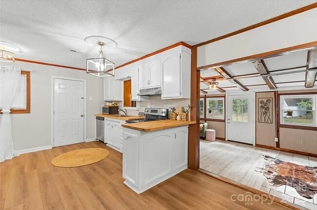 Building Photo - Country Living