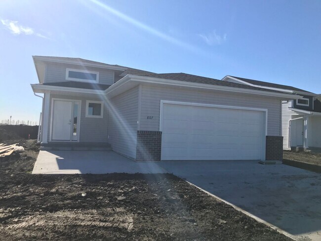 Building Photo - 807 Cathy Dr W