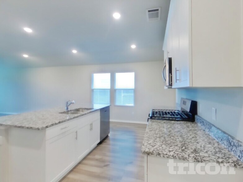 Building Photo - 5116 Saddle Clb Dr