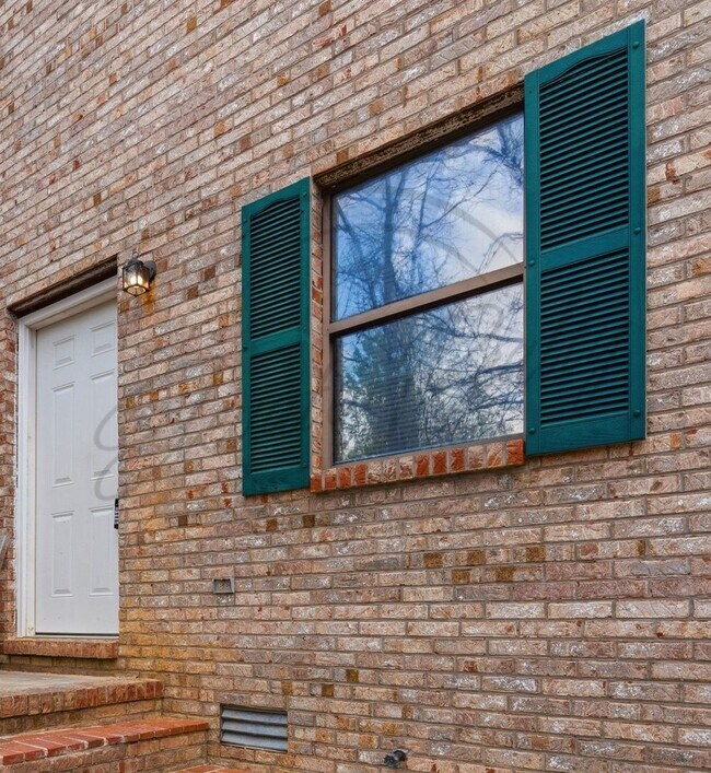 Building Photo - Spring Special: Charming 2 Bed / 1.5 Bath Townhouse in Cookeville