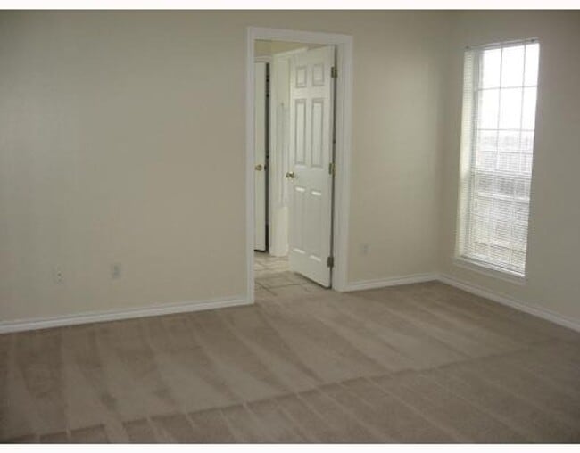 Building Photo - COZY BRICK HOME IN CONVENIENT LOCATION, NEAR SCHOOLS!