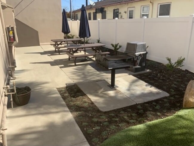 Building Photo - Stunning 1 Bedroom