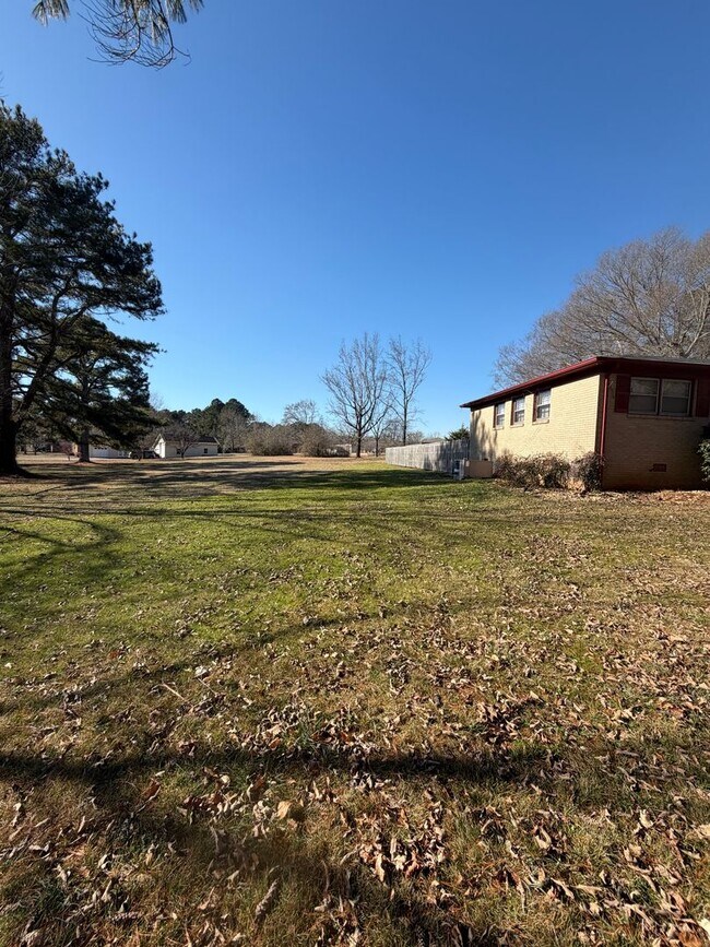 Building Photo - 1,640 Sq Ft | 4 Bed | 2 Bath