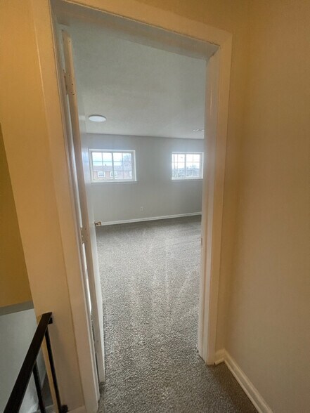 Building Photo - 35 Broadway Gardens