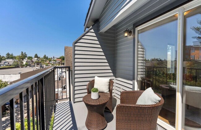 Building Photo - Top Floor 2-Bed Condo with Garage Parking