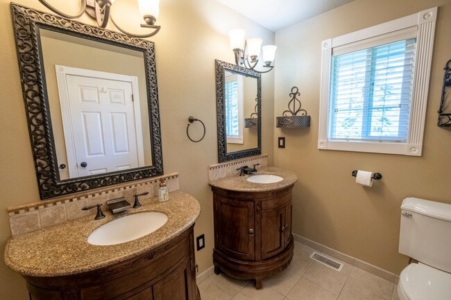 Building Photo - Large corner lot home in desirable Woodland Heights.