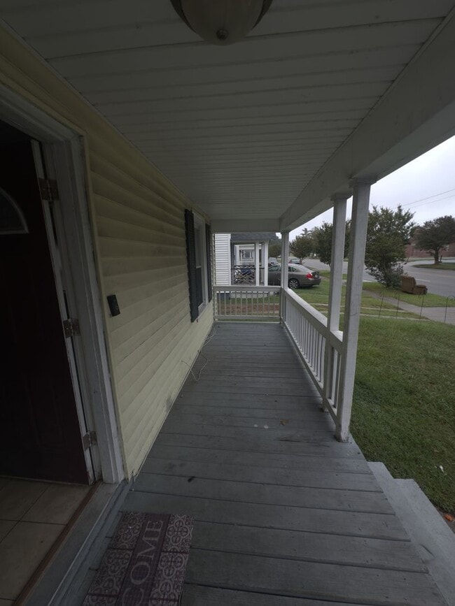 Building Photo - Single Family Home Available Almost Immediately!