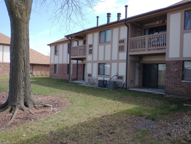 Building Photo - 900 Surrey Dr