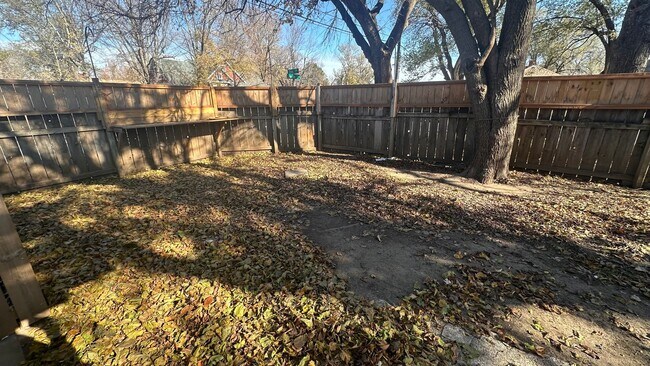 Building Photo - $550 - 1 bed 1 bath Duplex