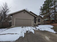 Building Photo - Charming 3x2 on Cul-de-sac with a double-car garage and fenced backyard near Hollinshead Park in ...