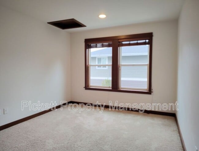 Building Photo - 10715 NE Rhody Wy