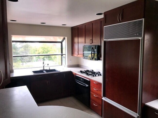 Building Photo - SW PDX Spacious Mid-Century Home Located i...