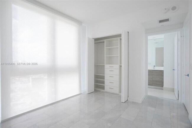 Building Photo - 650 NE 32nd St