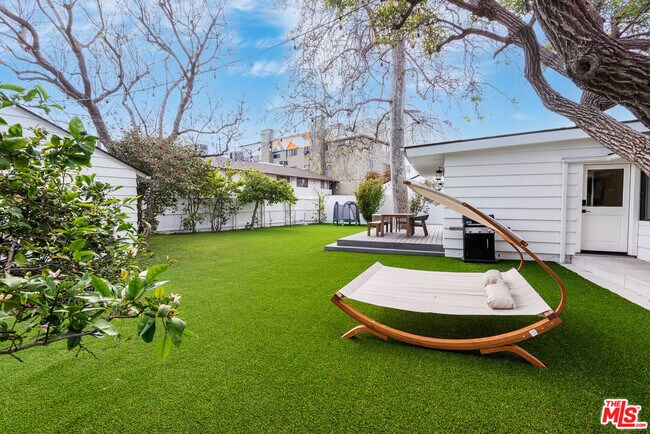 Building Photo - 527 S Bentley Ave