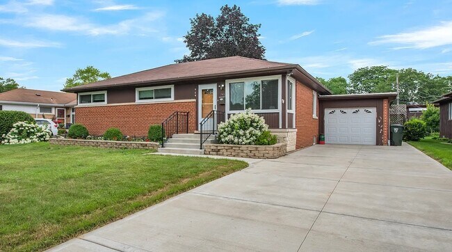 Building Photo - 714 W Dresser Dr