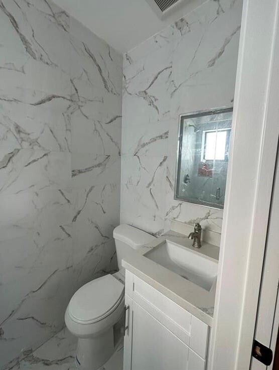 Building Photo - 170 W 58th St