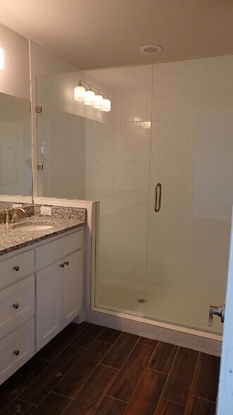 Ensuite Master Bath with Tiled Walk-In Shower - 4926 Villas Drive
