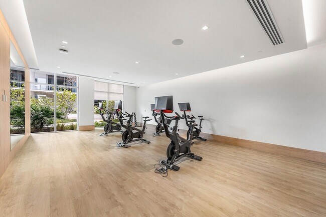 Building Photo - 220 Lake Shore Dr