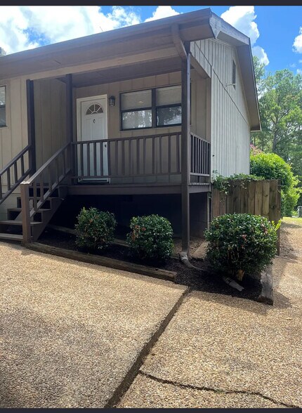 Building Photo - 405 Westcliff Cir