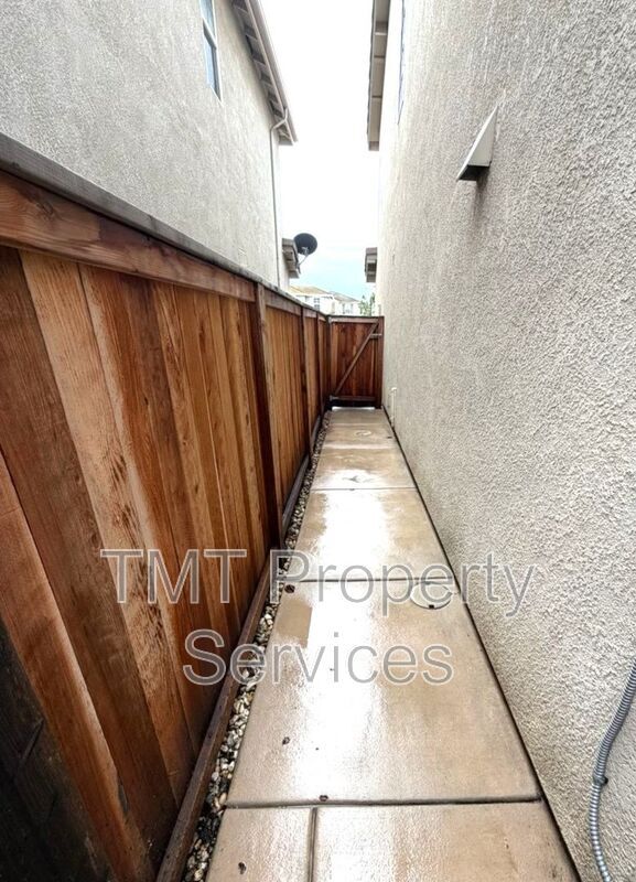 Building Photo - 530 Candela Cir