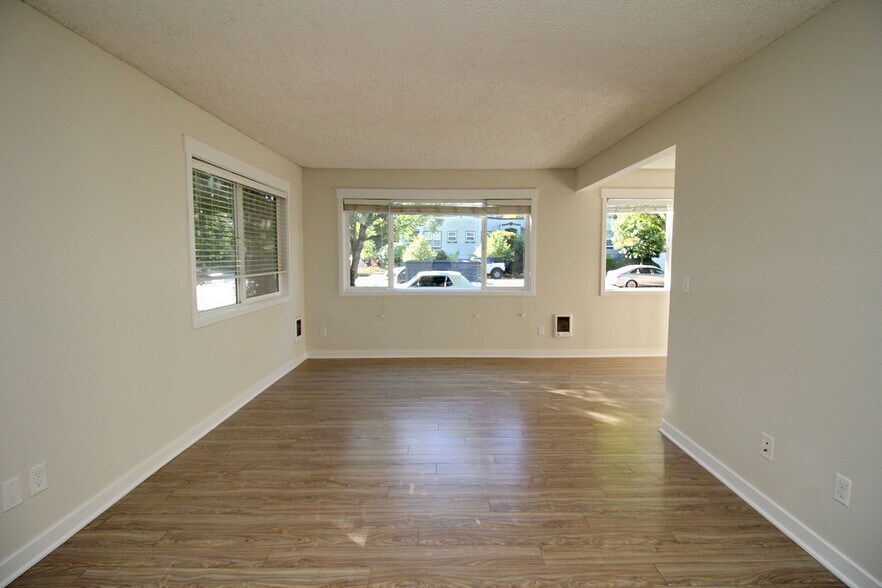 Building Photo - 2725-2743-2743 SE Taylor St