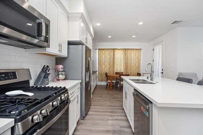 Building Photo - Lake Forest Modern Living