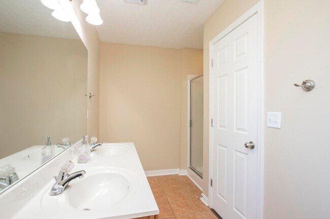 Building Photo - 3 Bed w/Bonus, Large Yard in Sought After ...