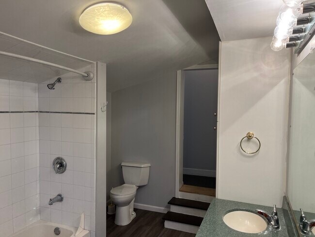 Building Photo - 220 N Bench St