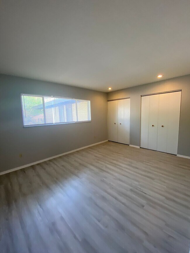 Building Photo - Ready now! Updated One Bedroom One Bath in...